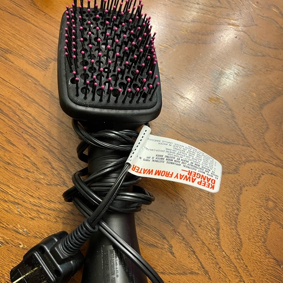 A blowout brush and straightening brush. All are in good shape. One owner me! - Picture 6 of 8